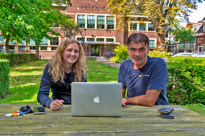 Collega's Liza en Jeroen aan picknicktafel