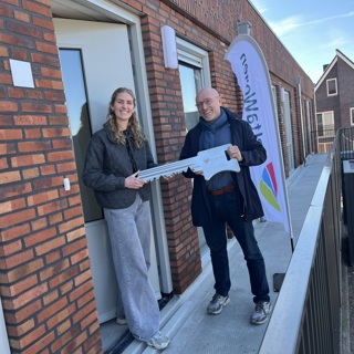 Martijn Sweitser, directeur wonen deltaWonen, overhandigt sleutel aan eerste bewoner nieuwbouw Het Buyten