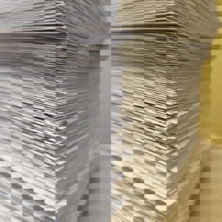 een stapel enveloppes